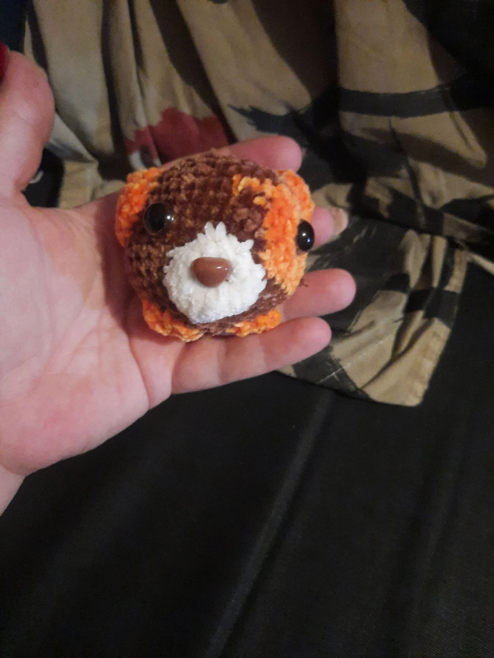 Ourson fait main au crochet – Décoration artisanale – 7 cm